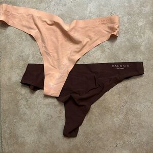 Seamless spandex thongs